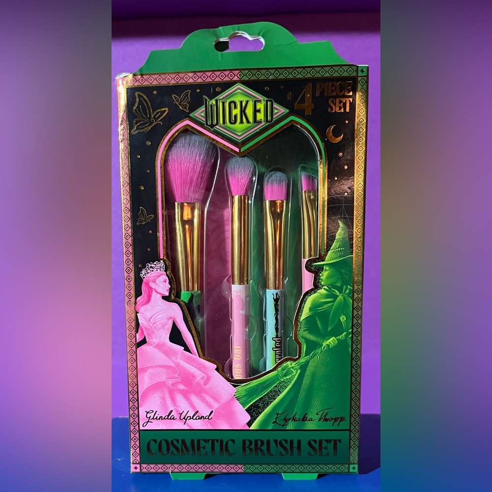 Wicked 4-Piece Makeup Brush Set - Pink and Gold.  Brand New